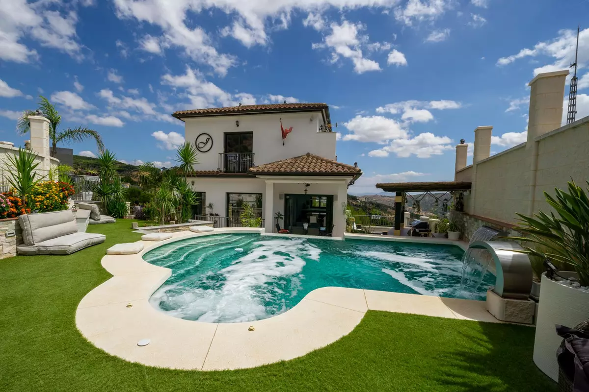 3-bedroom Villa In Casarabonela, Spain (232 M²)