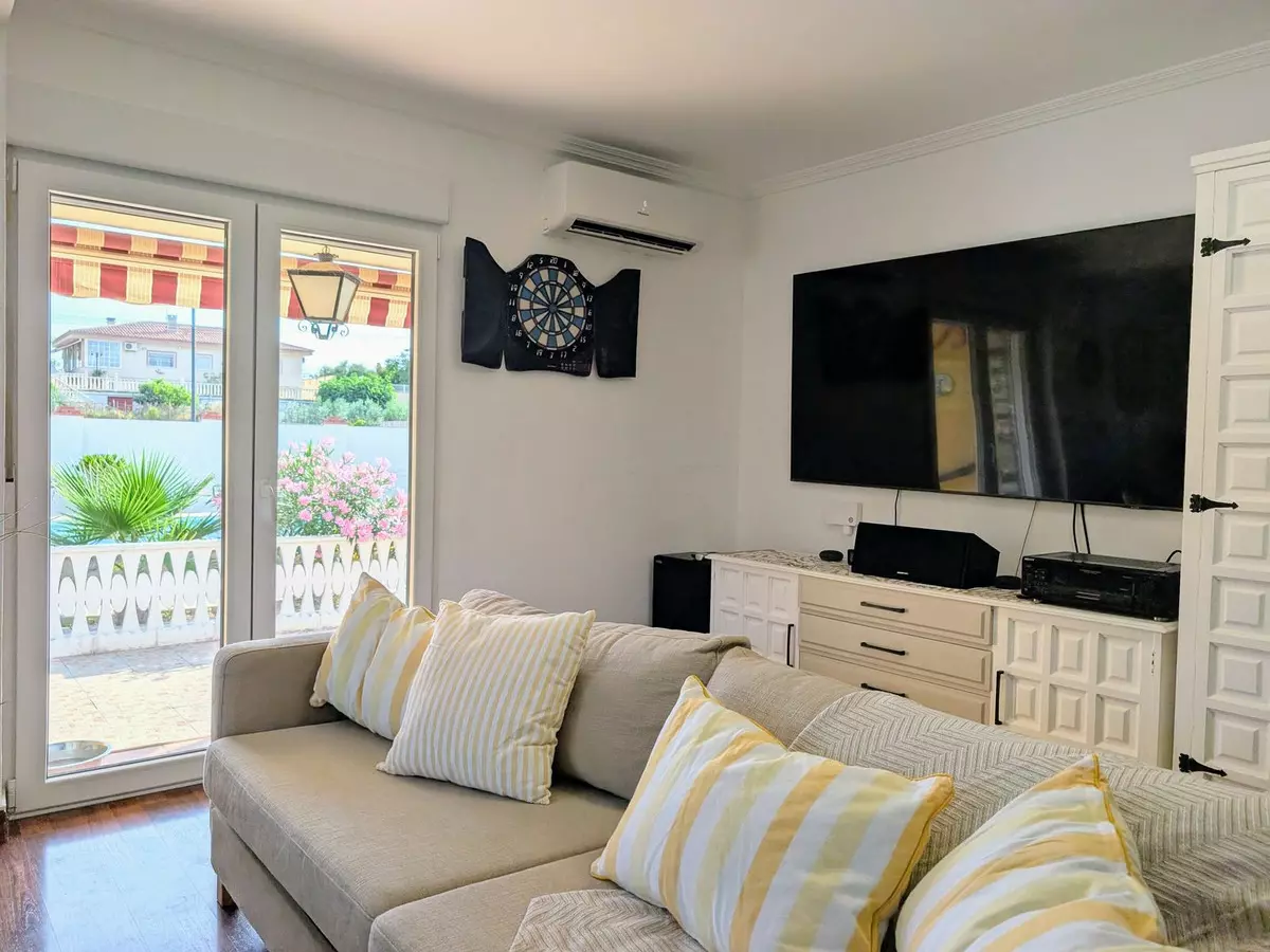 5-bedroom Villa In San Vicente Del Raspeig, Spain (130 M²)