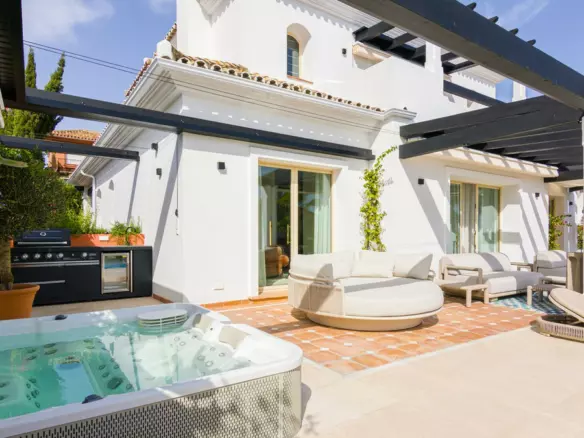 5-bedroom Villa In Marbella, Spain (390 M²)