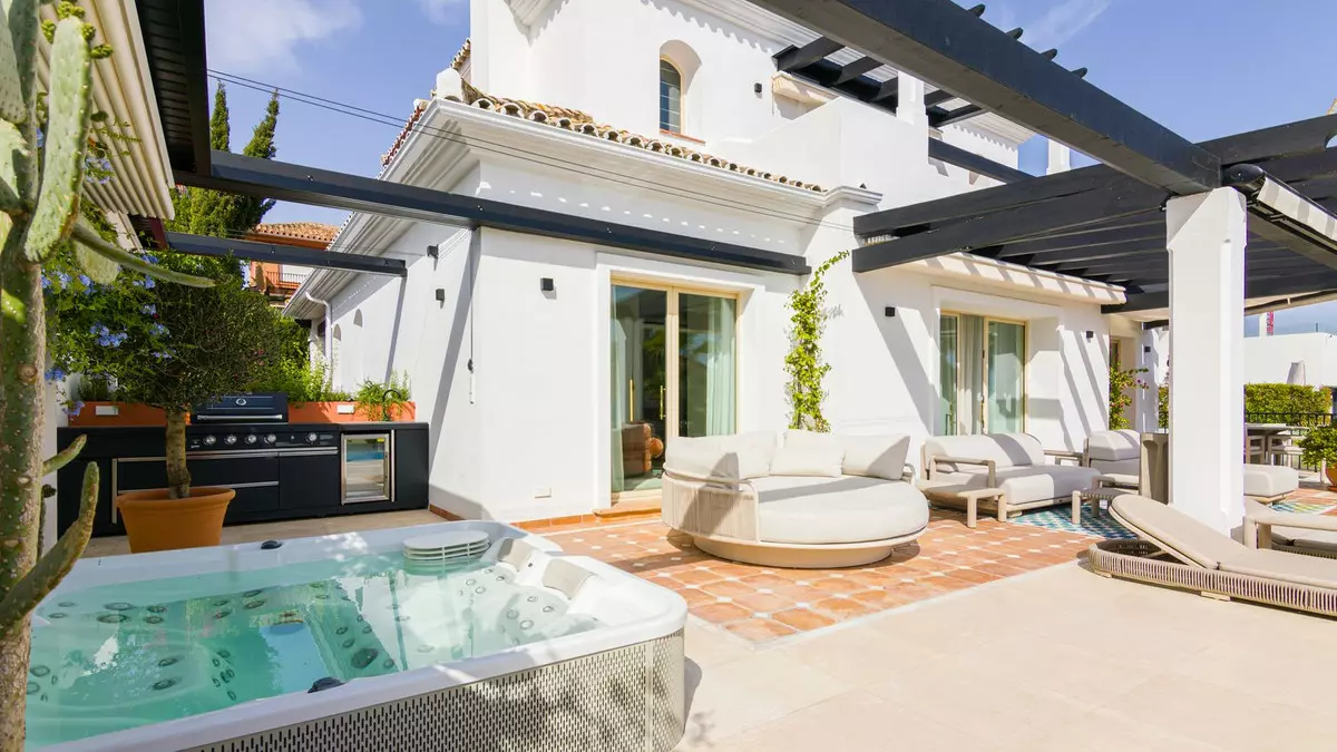 5-bedroom Villa In Marbella, Spain (390 M²)