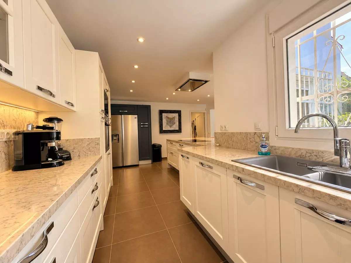 5-bedroom Villa In Estepona, Spain (388 M²)