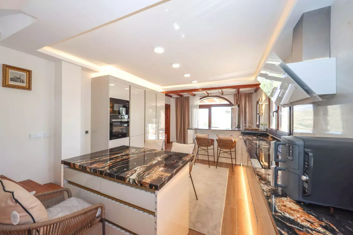 4-bedroom Villa In Guaro, Spain (209 M²)