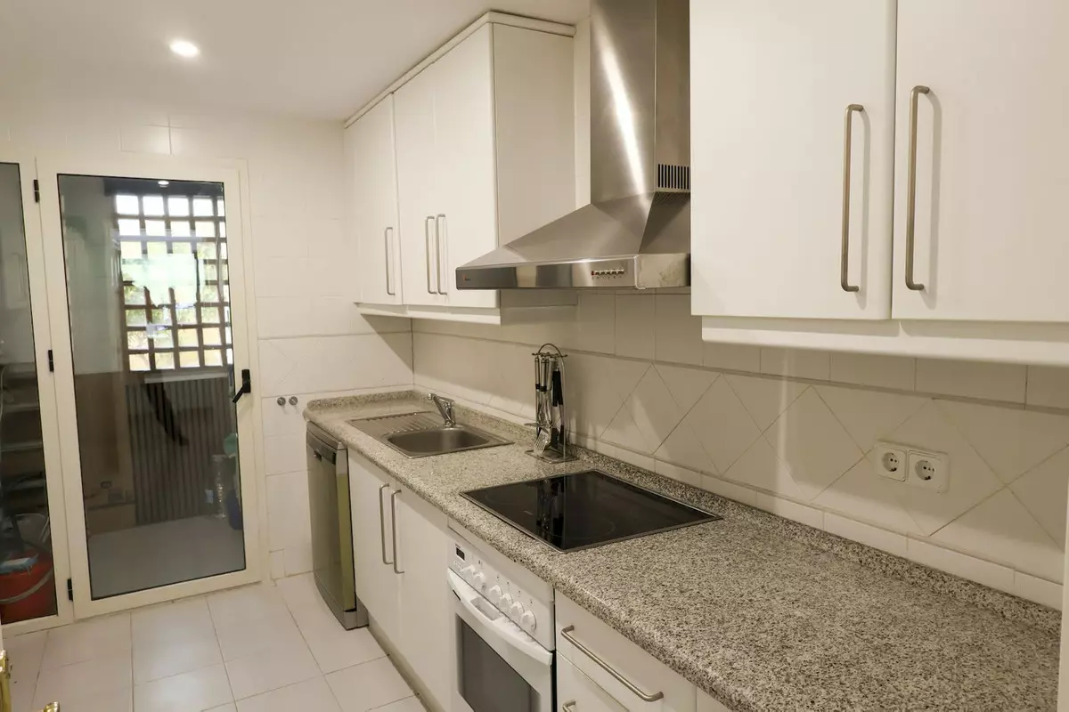 2-bedroom Apartment In Benahavis, Spain (94 M²)
