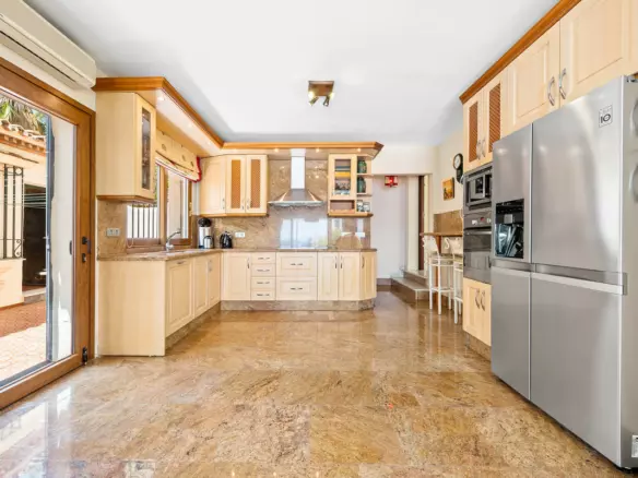 6-bedroom Villa In Estepona, Spain (952 M²)