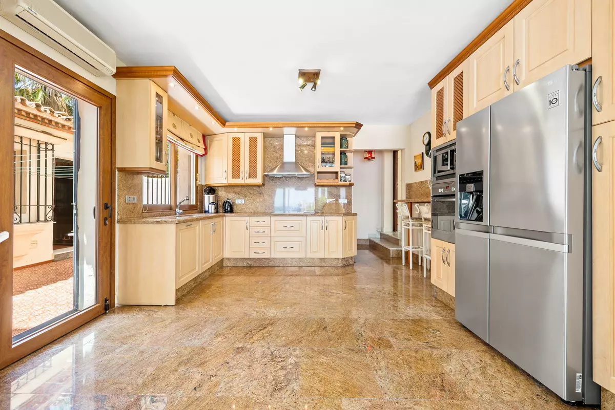 6-bedroom Villa In Estepona, Spain (952 M²)