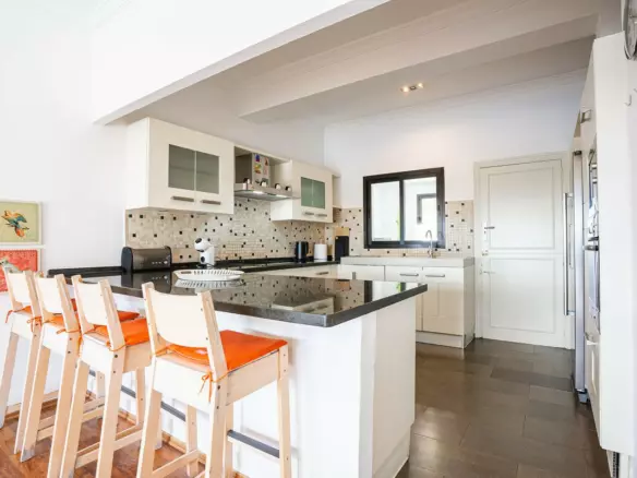 4-bedroom Villa In Istan, Spain (240 M²)