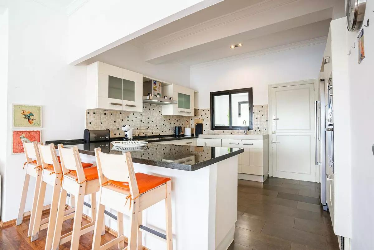 4-bedroom Villa In Istan, Spain (240 M²)