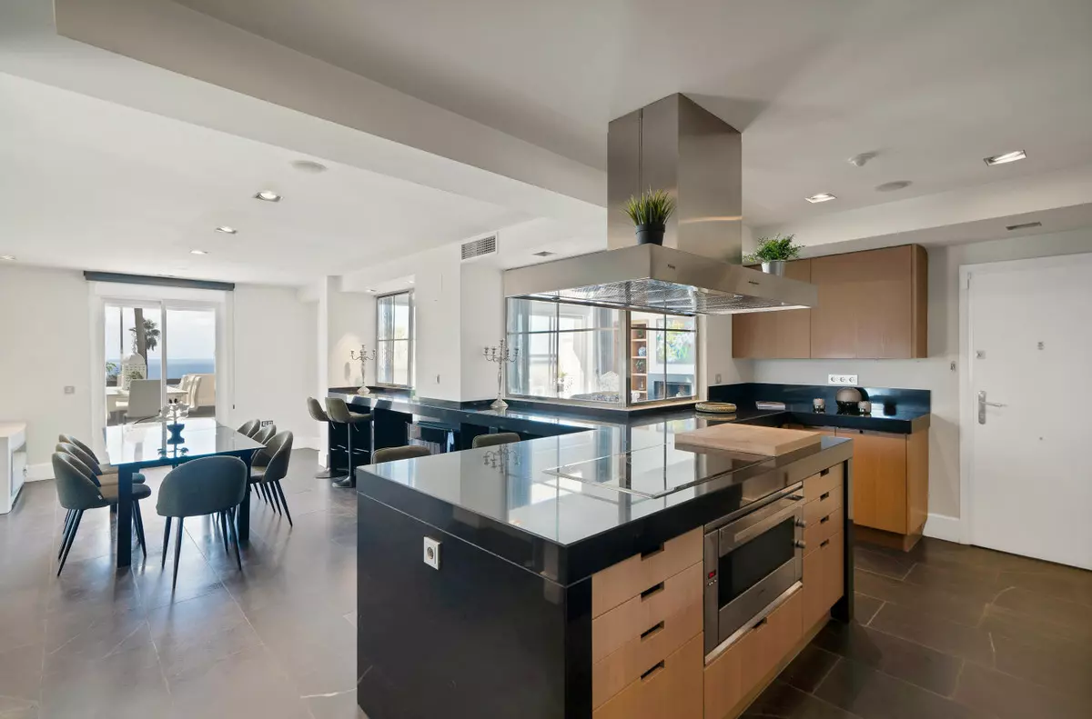 3-bedroom Apartment In Marbella, Spain (363 M²)
