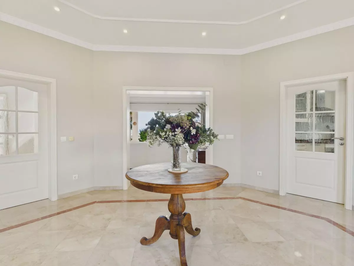 6-bedroom Villa In Benahavis, Spain (585 M²)