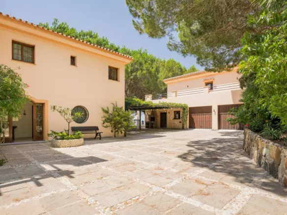 9-bedroom Villa In Ojen, Spain (1.688 M²)