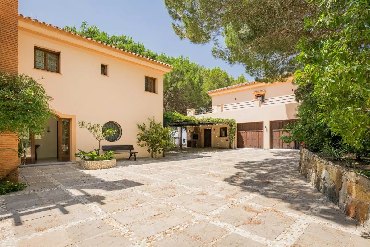 9-bedroom Villa In Ojen, Spain (1.688 M²)