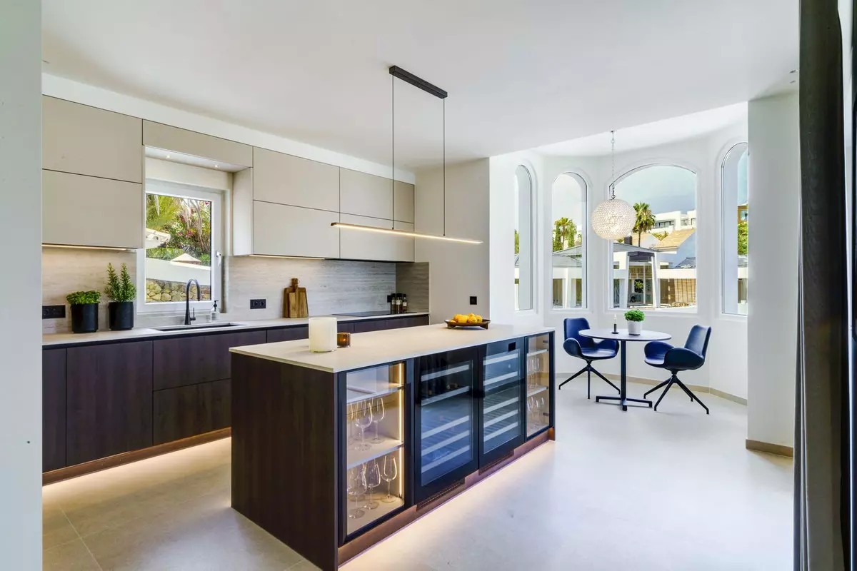 6-bedroom Villa In Marbella, Spain (404 M²)
