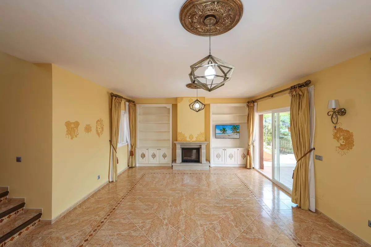 4-bedroom Villa In Coín, Spain (223 M²)