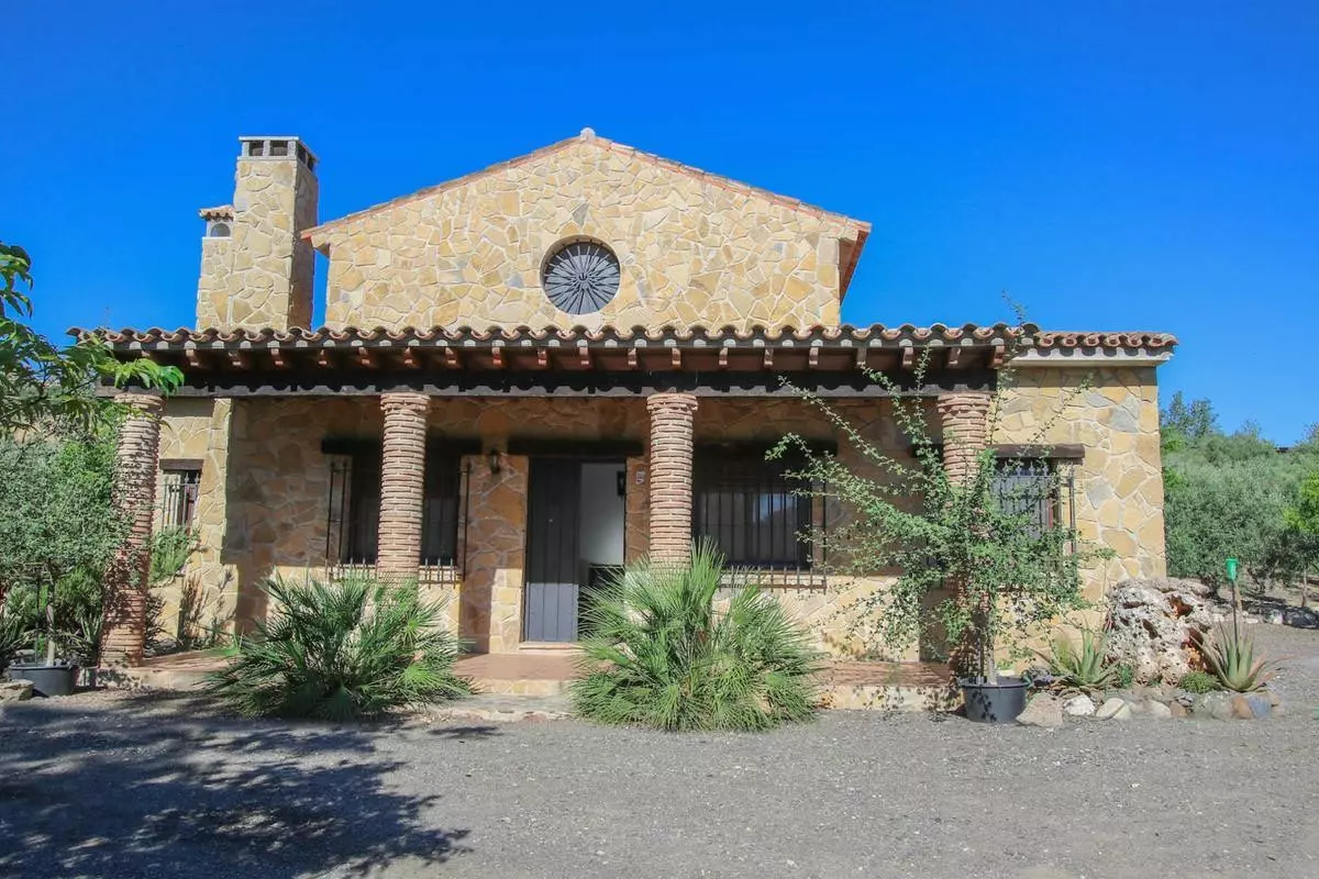 3-bedroom Villa In Pizarra, Spain (123 M²)