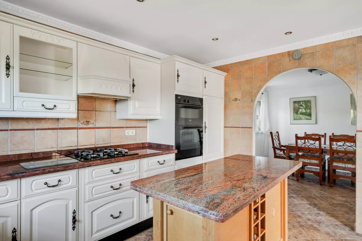4-bedroom Villa In Estepona, Spain (343 M²)