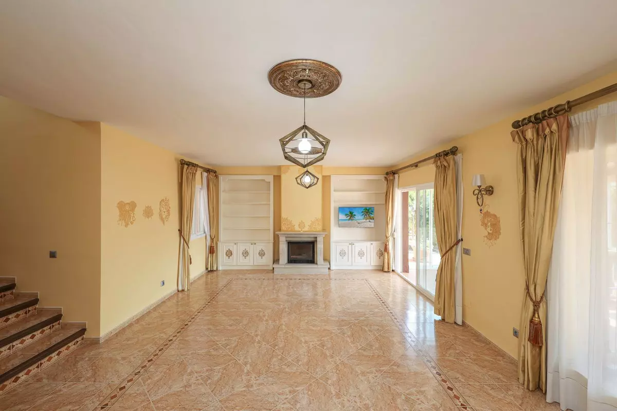 4-bedroom Villa In Coín, Spain (223 M²)