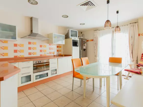 7-bedroom Town House In Estepona, Spain (451 M²)
