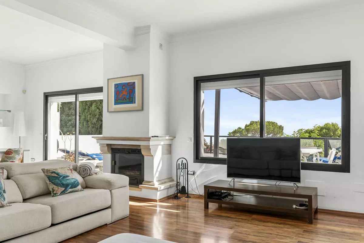 4-bedroom Villa In Istan, Spain (240 M²)