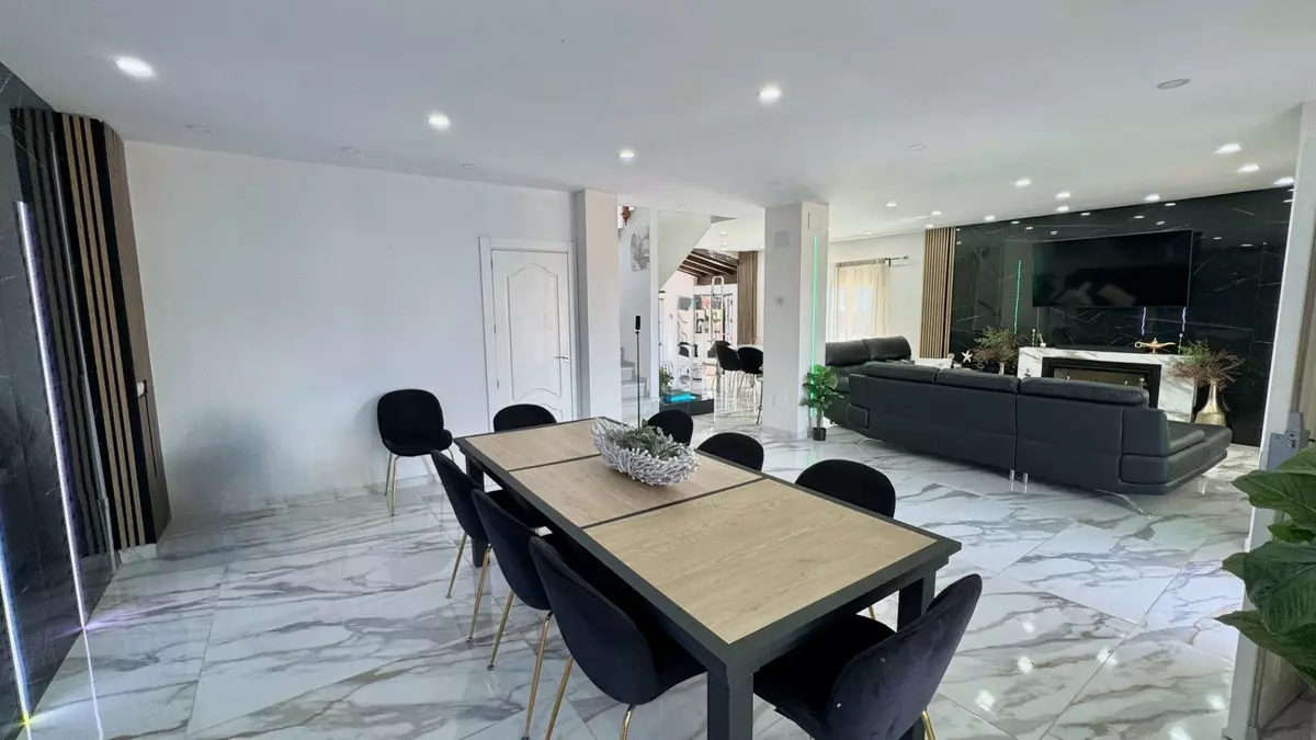5-bedroom Villa In Alhaurín De La Torre, Spain (250 M²)