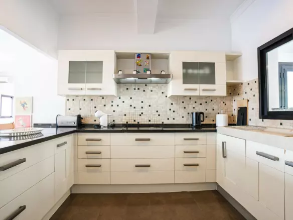 4-bedroom Villa In Istan, Spain (240 M²)