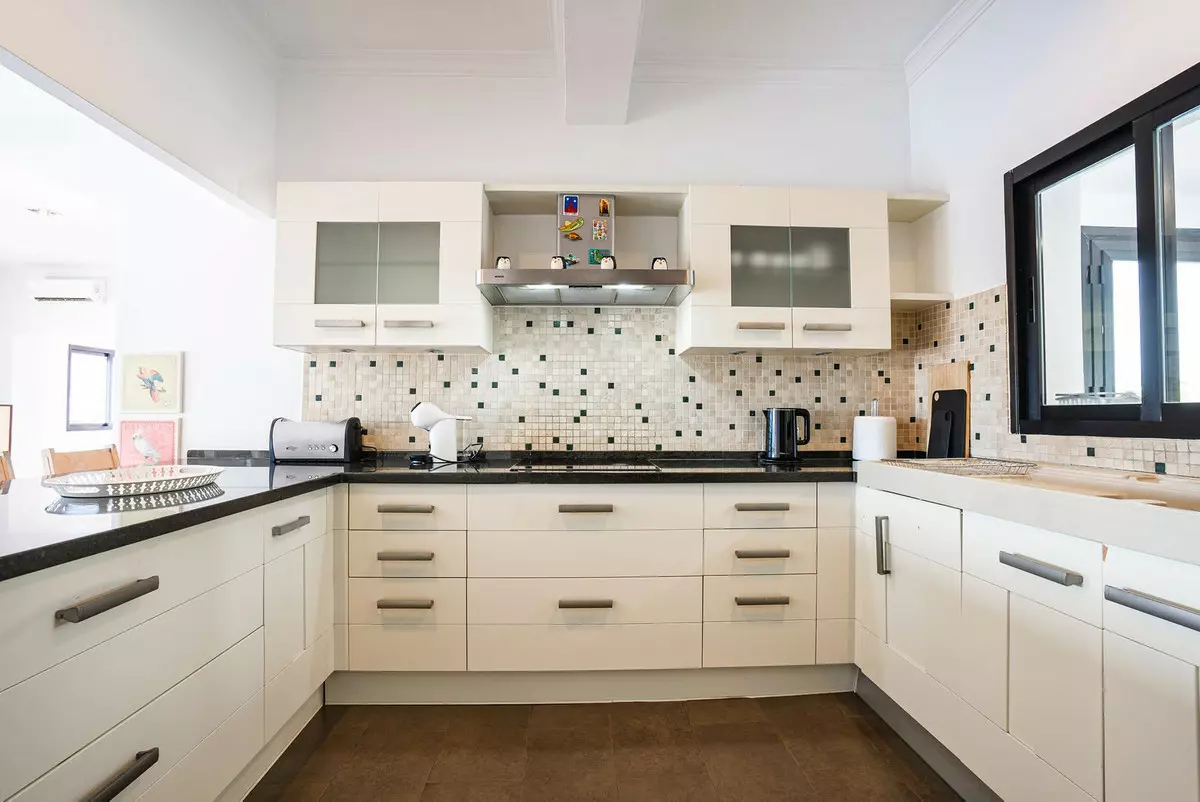4-bedroom Villa In Istan, Spain (240 M²)
