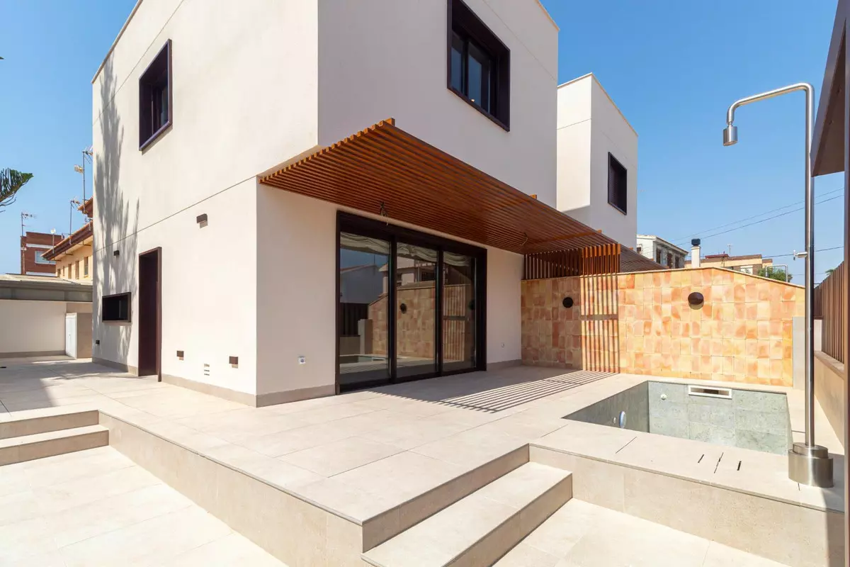 3-bedroom Villa In San Pedro Del Pinatar, Spain (162 M²)