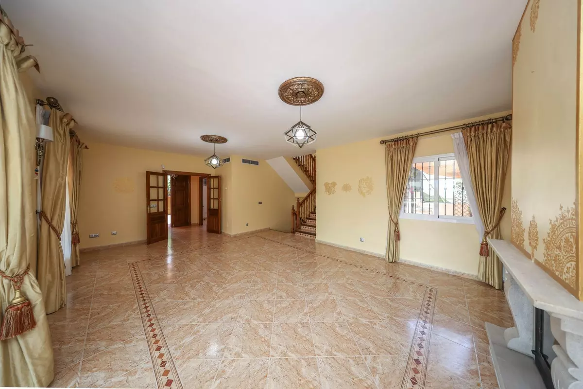 4-bedroom Villa In Coín, Spain (223 M²)
