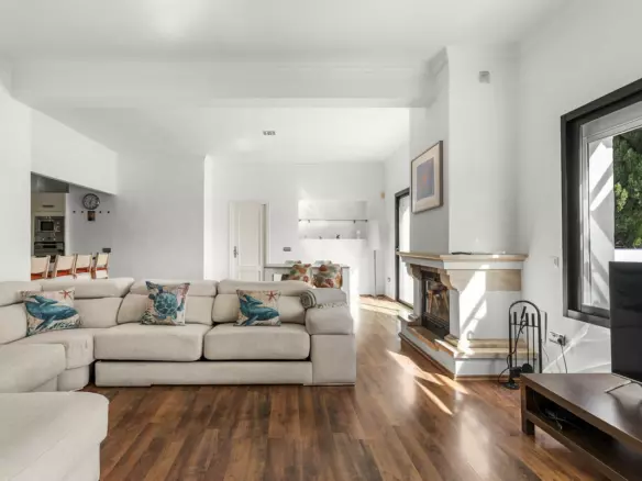 4-bedroom Villa In Istan, Spain (240 M²)