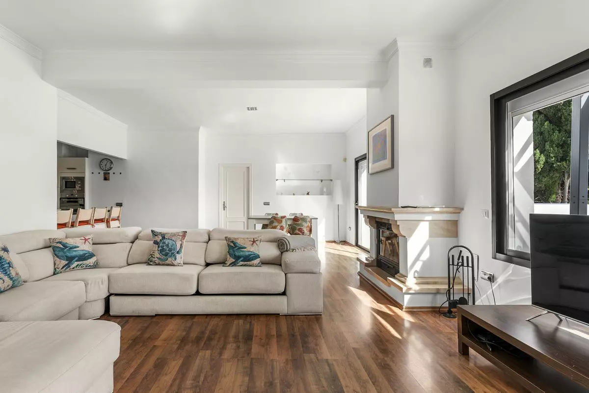 4-bedroom Villa In Istan, Spain (240 M²)