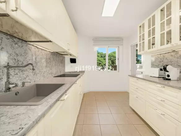 3-bedroom Apartment In Marbella, Spain (141 M²)