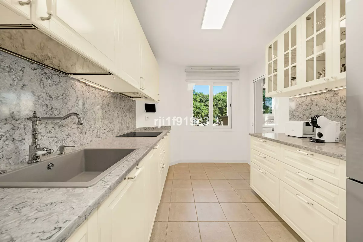 3-bedroom Apartment In Marbella, Spain (141 M²)