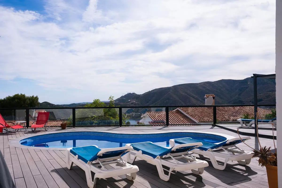 4-bedroom Villa In Istan, Spain (240 M²)