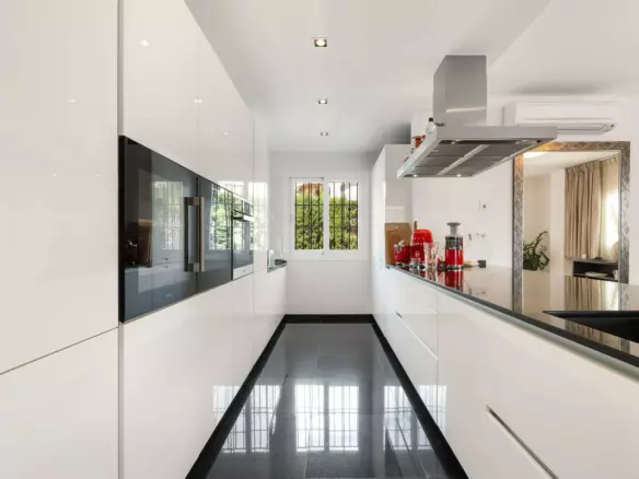 3-bedroom Apartment In Marbella, Spain (151 M²)