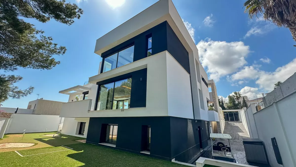 4-bedroom Villa In Orihuela, Spain (527 M²)
