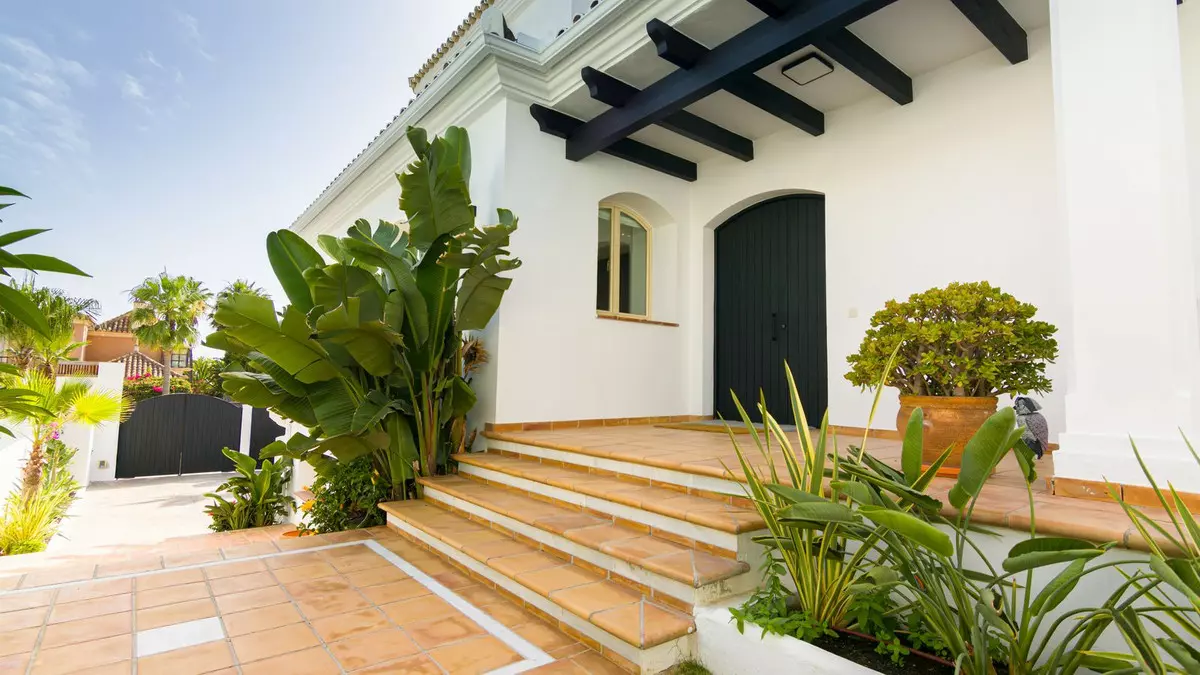 5-bedroom Villa In Marbella, Spain (390 M²)