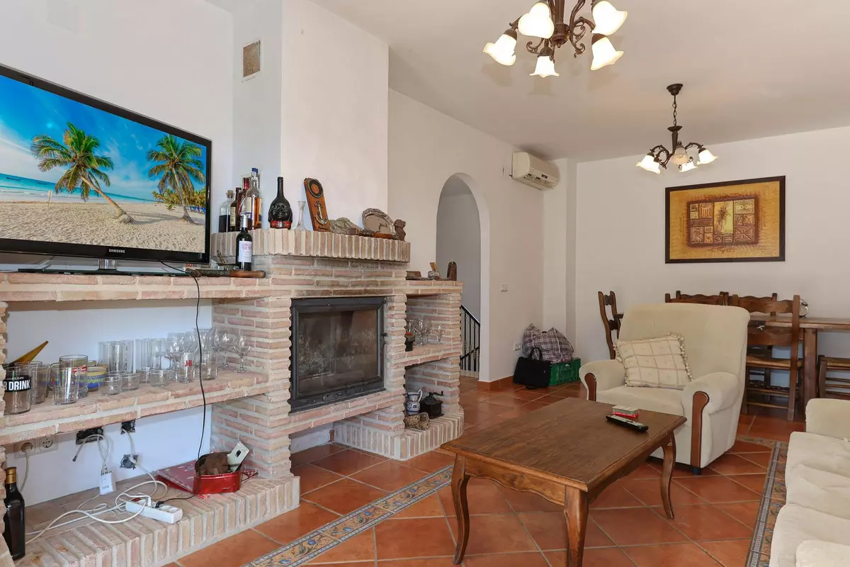3-bedroom Villa In Guaro, Spain (208 M²)