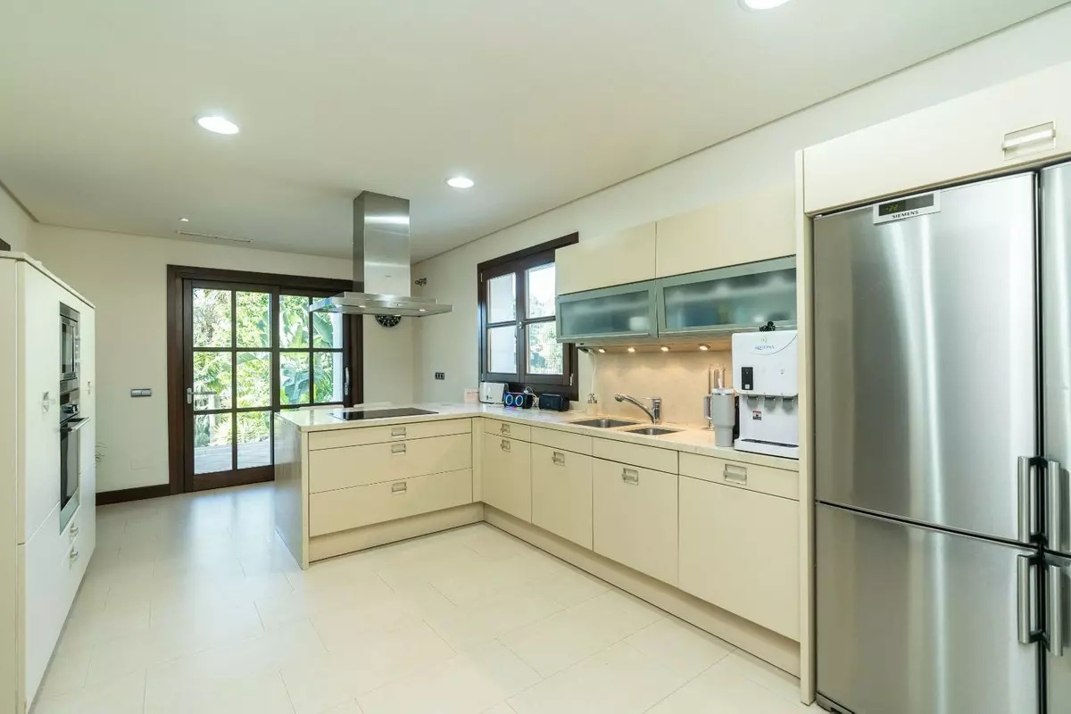 5-bedroom Villa In Benahavis, Spain (647 M²)