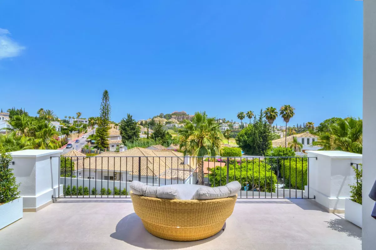 6-bedroom Villa In Marbella, Spain (404 M²)