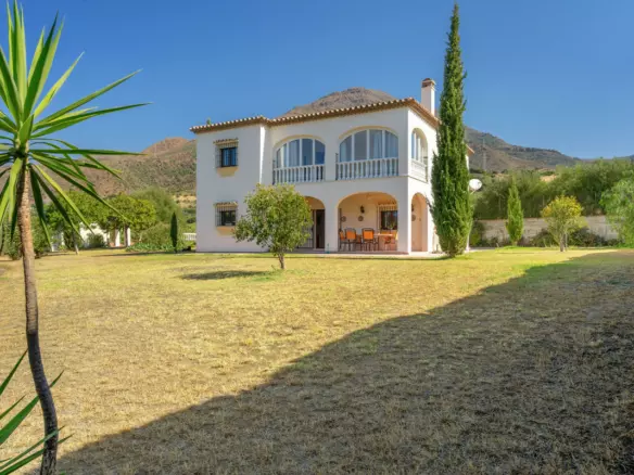 4-bedroom Villa In Estepona, Spain (343 M²)