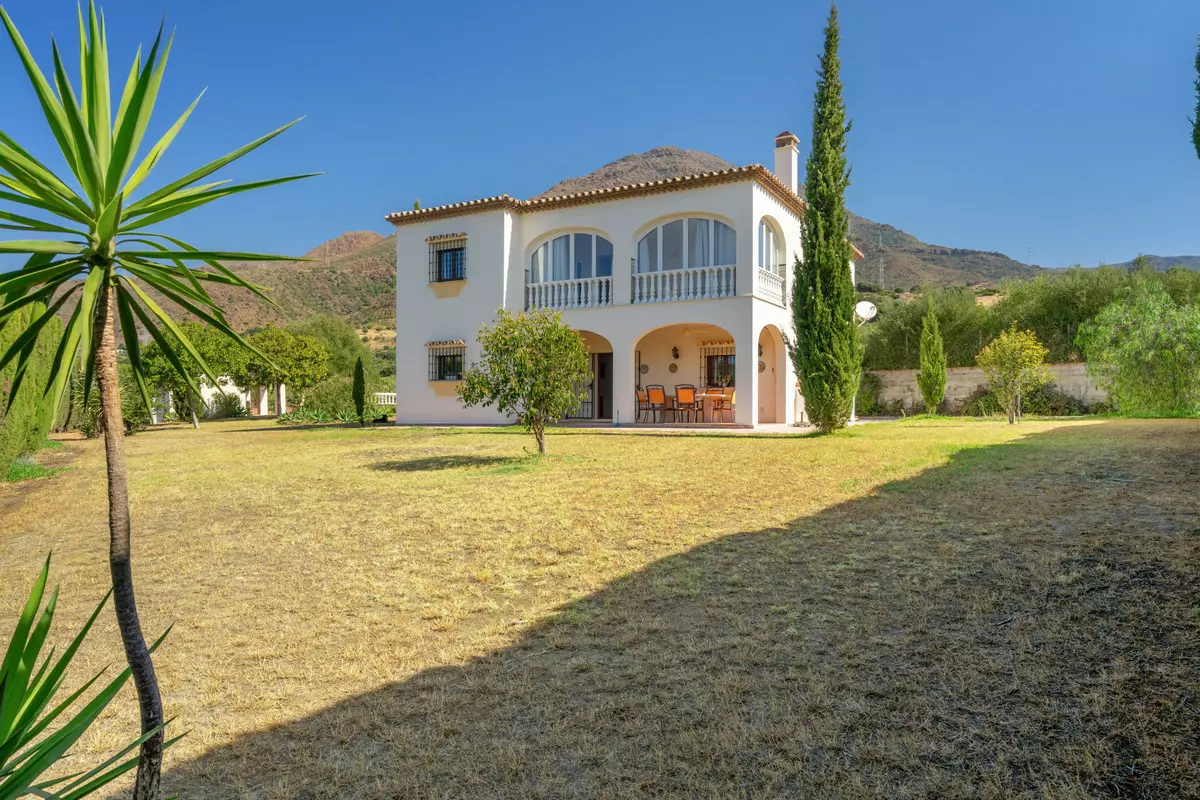 4-bedroom Villa In Estepona, Spain (343 M²)