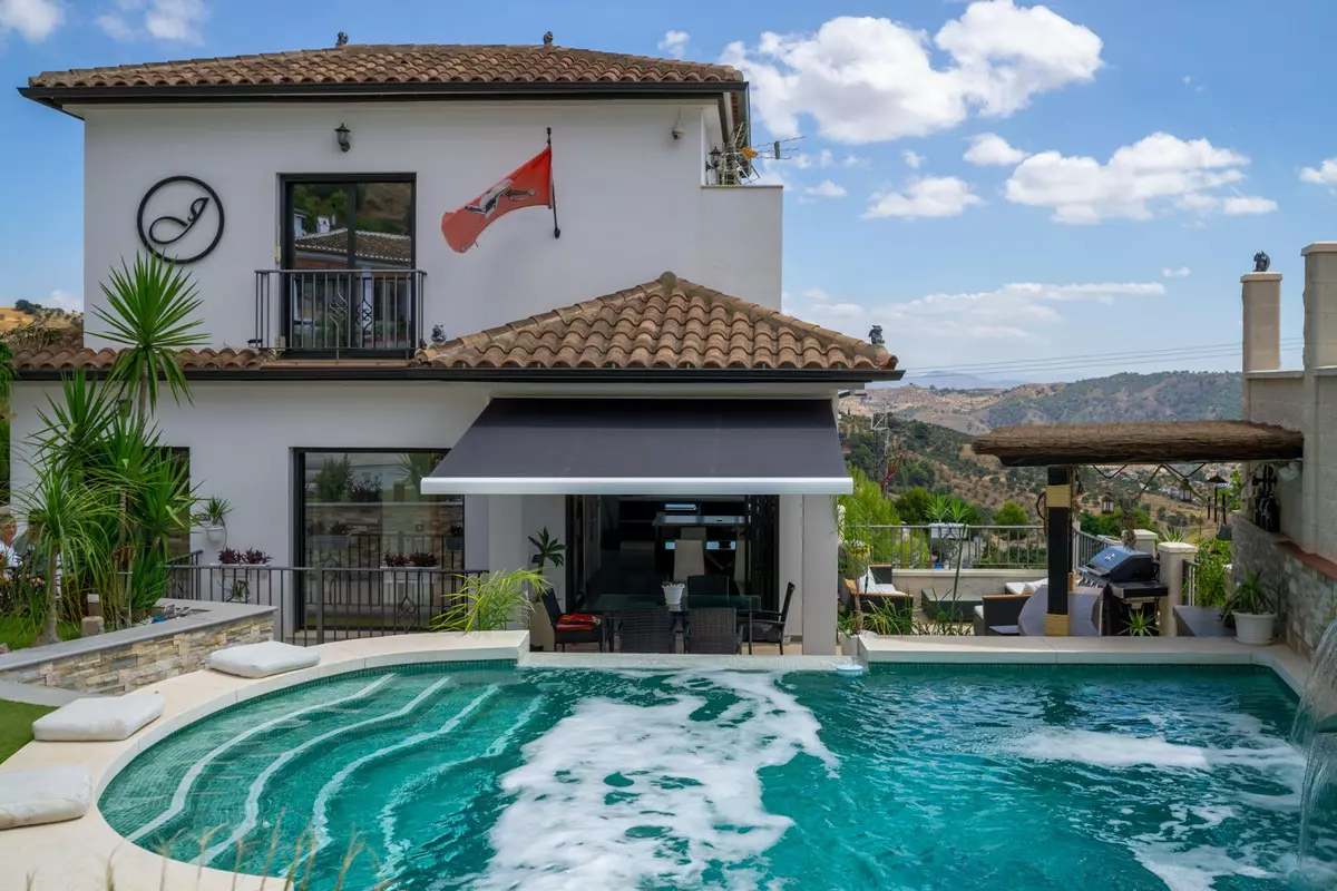3-bedroom Villa In Casarabonela, Spain (232 M²)