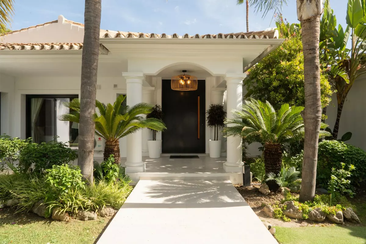 5-bedroom Villa In Estepona, Spain (278 M²)
