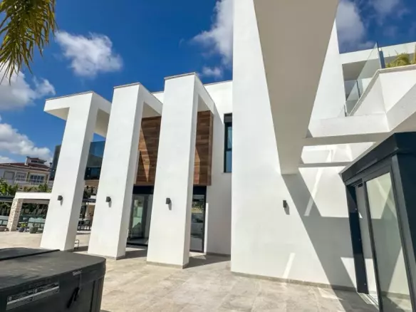 4-bedroom Villa In Orihuela, Spain (527 M²)