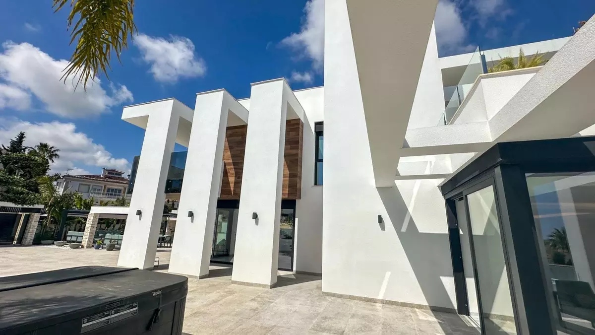4-bedroom Villa In Orihuela, Spain (527 M²)