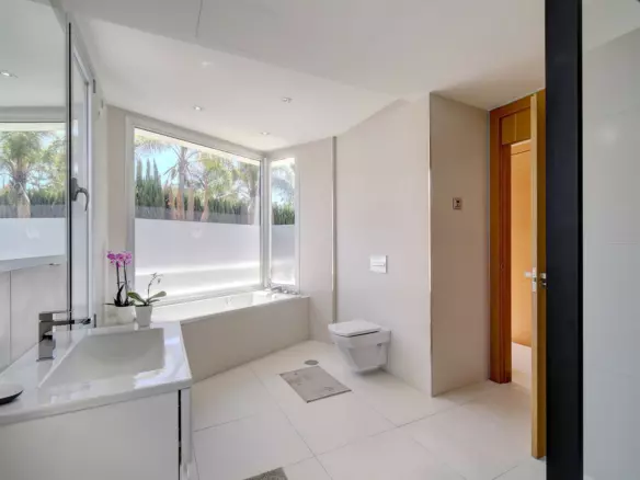 5-bedroom Villa In Marbella, Spain (627 M²)