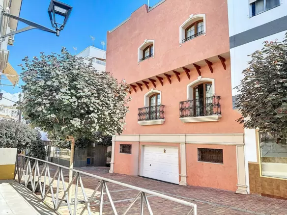 7-bedroom Town House In Estepona, Spain (451 M²)