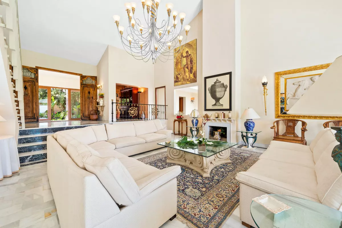 6-bedroom Villa In Estepona, Spain (952 M²)