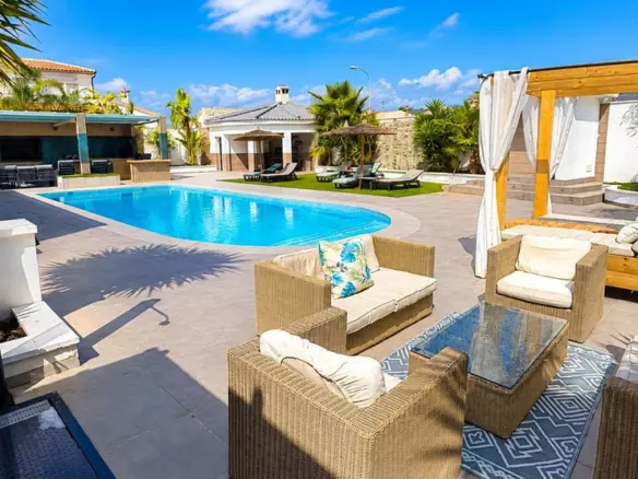 5-bedroom Villa In Torrevieja, Spain (280 M²)