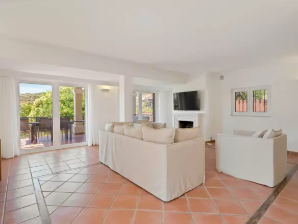 3-bedroom Villa In Estepona, Spain (251 M²)
