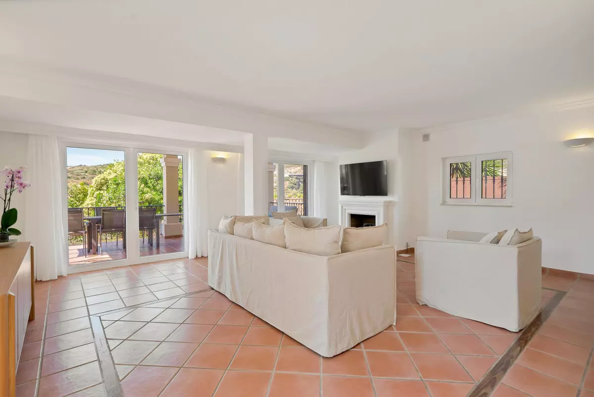 3-bedroom Villa In Estepona, Spain (251 M²)